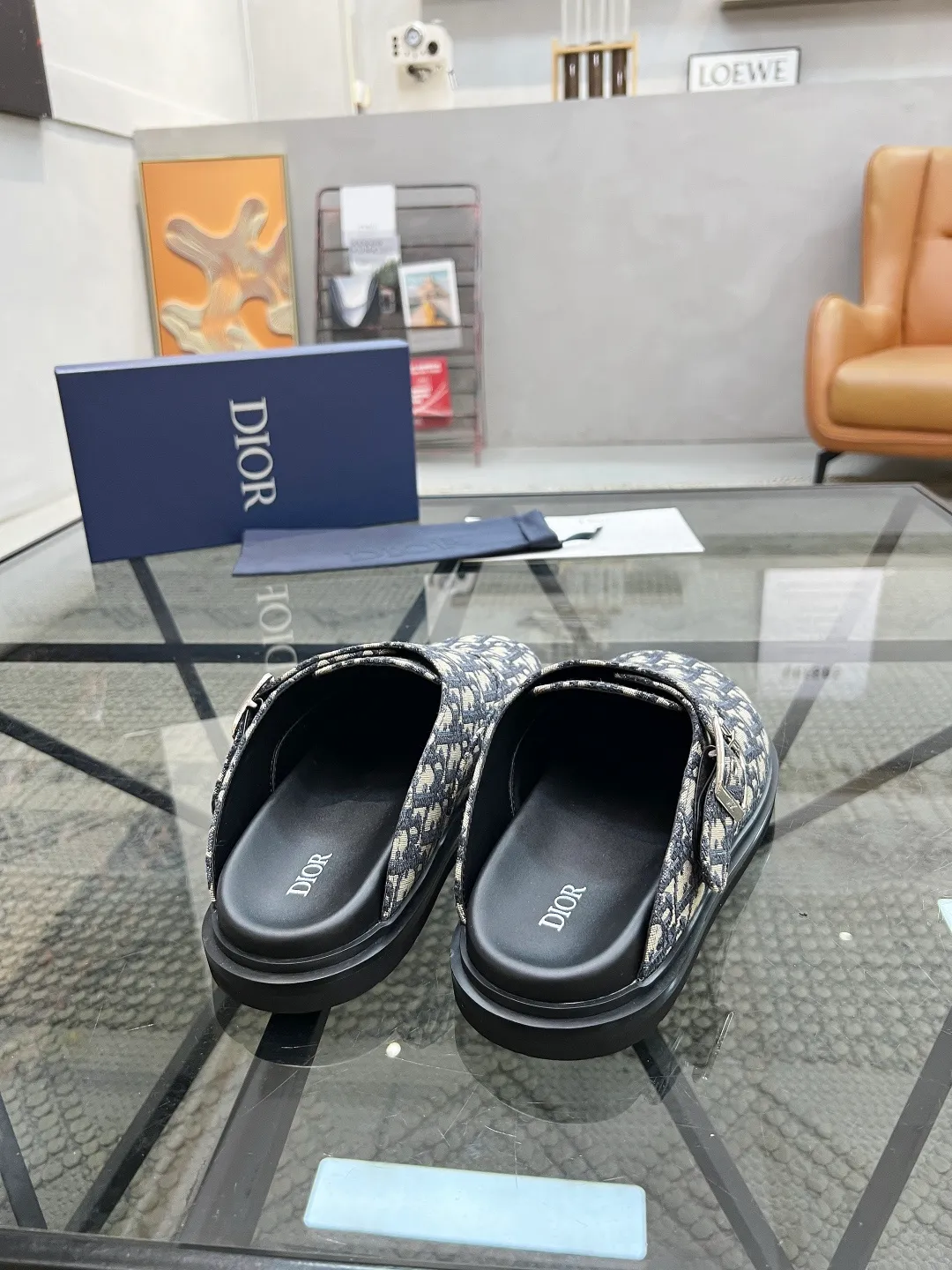 Factory price: 380💰🔍Top purchasing agent🇮🇹 Synchronized with the Dior street hero half drag counter, uppers imported from Italy with D logo cloth fabrics, high-quality complex splicing craftsmanship, soles: original soles specially provided by the original factory, exclusive event molded soles super comfortable, original factory follow-up orders, 🔍🔍high quality, you can enter and exit the counter at will, welcome to compare, code number 39-45 (order 46)